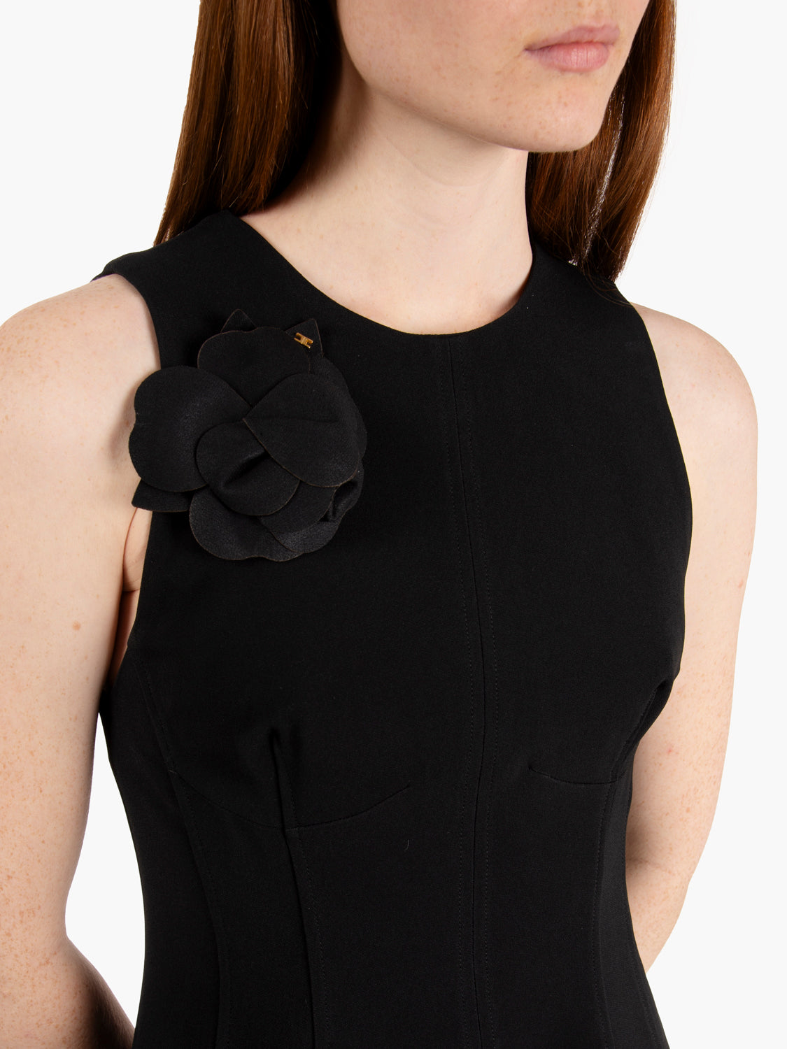 Short sleeveless crepe dress in black