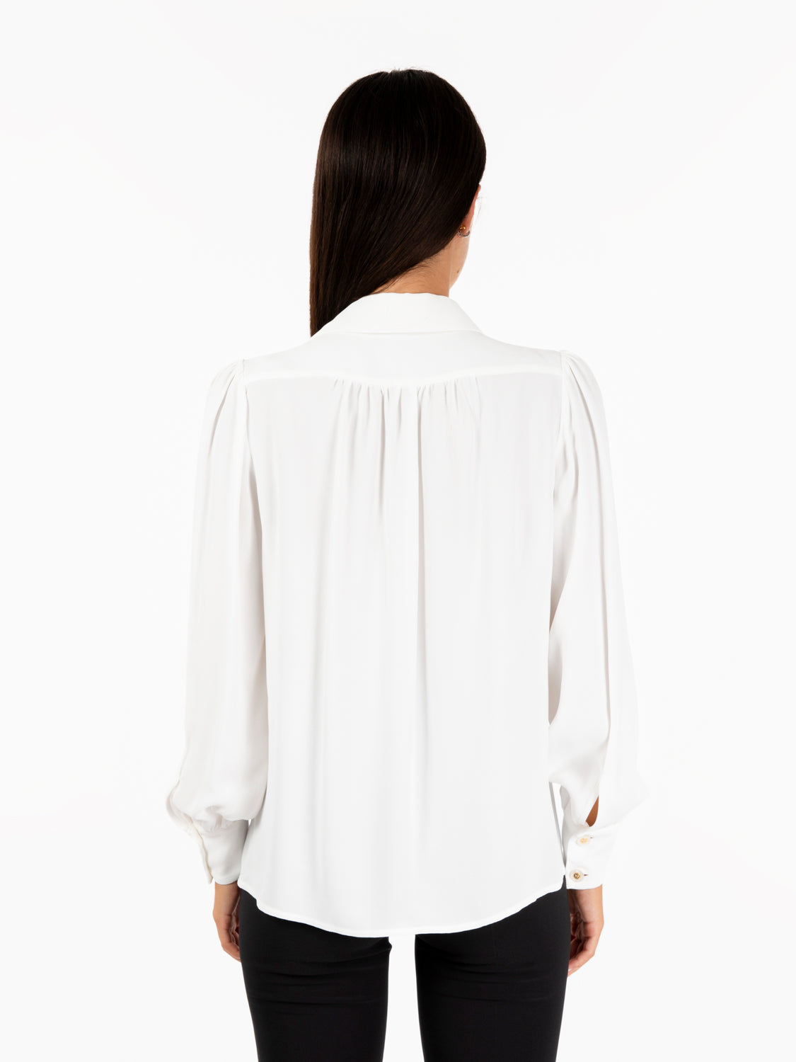 Blusa in georgette con charms collana avorio