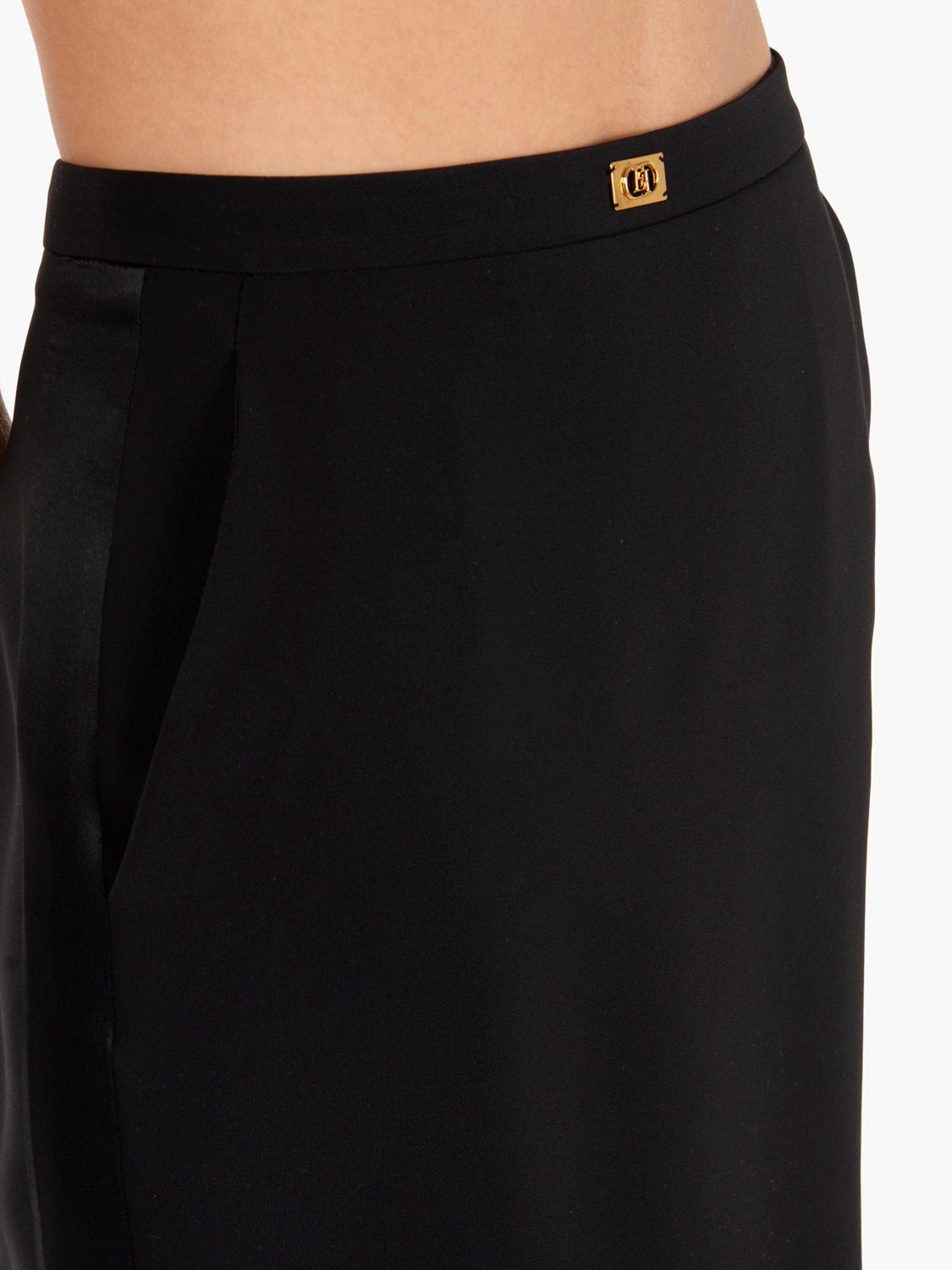 Crêpe skirt with black satin bands
