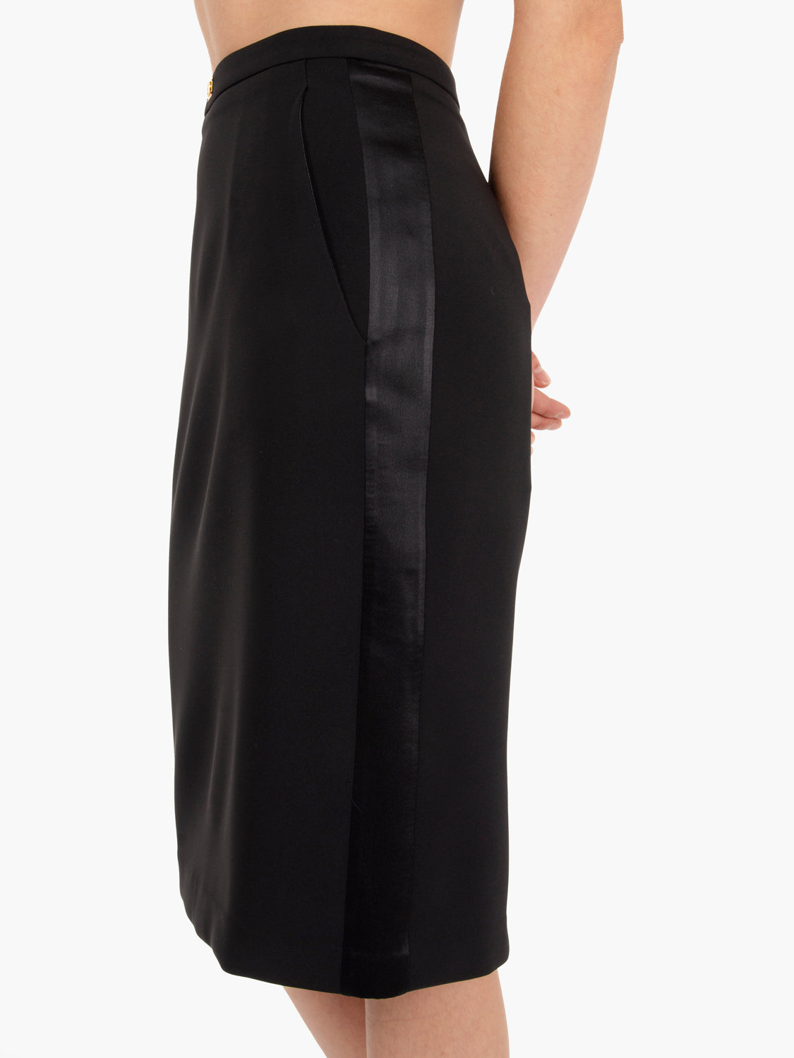 Crêpe skirt with black satin bands