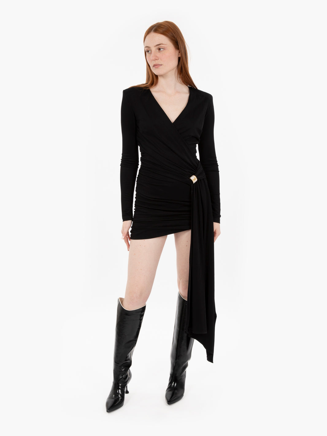 Miniabito drappeggiato con accessorio gioiello nero