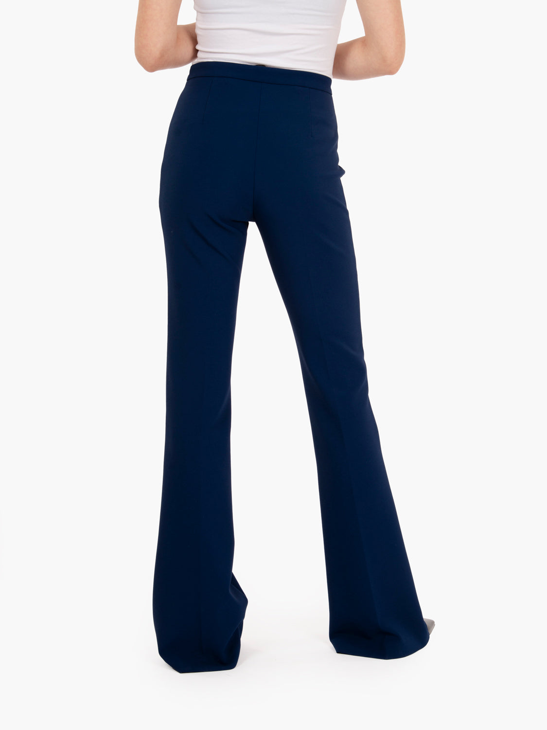 Pantaloni a zampa in crêpe con placca logo oltremare