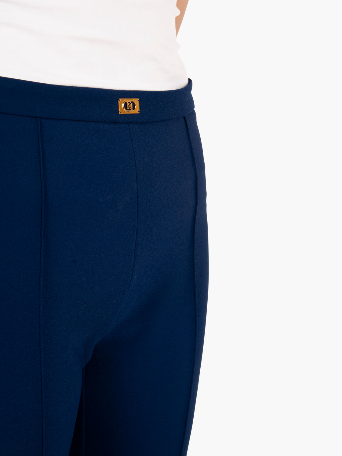 Pantaloni a zampa in crêpe con placca logo oltremare