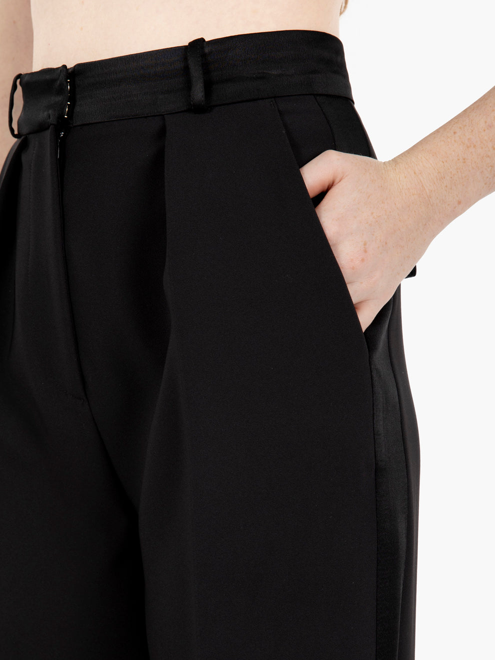 Pantaloni in crêpe fluido nero