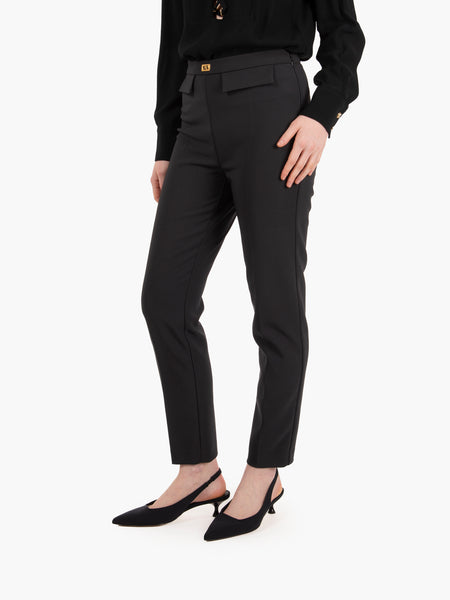 Pantaloni slim in crêpe con placca logo nero