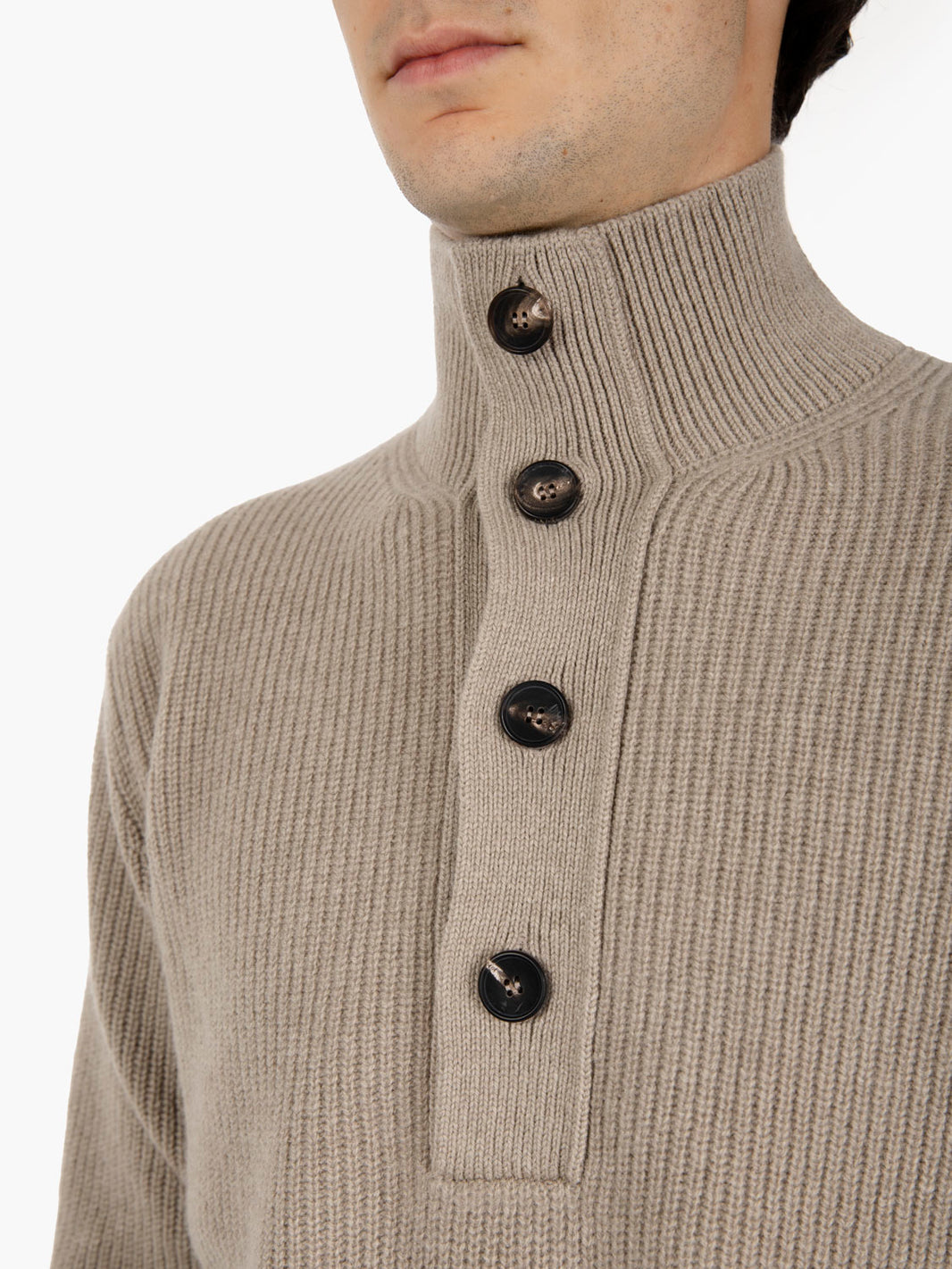 Maglione a lupetto con bottoni argento azteco