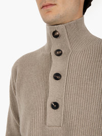 Maglione a lupetto con bottoni argento azteco