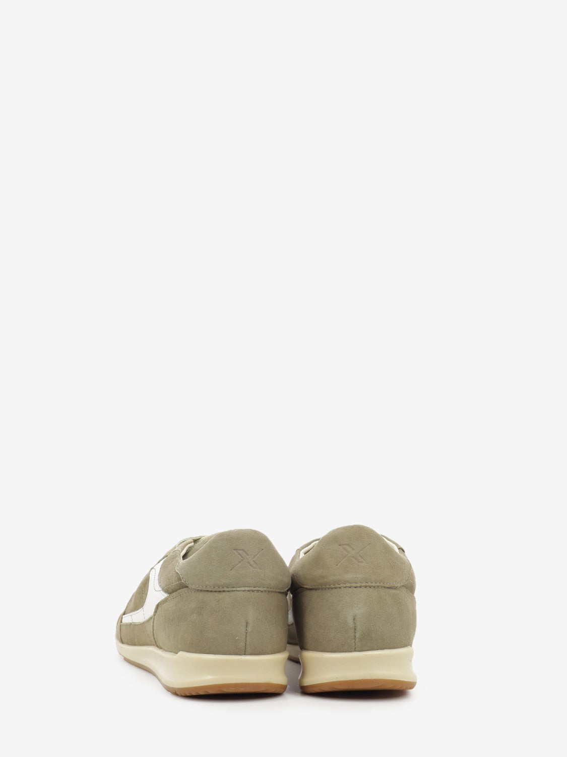 Sneakers in suede sand
