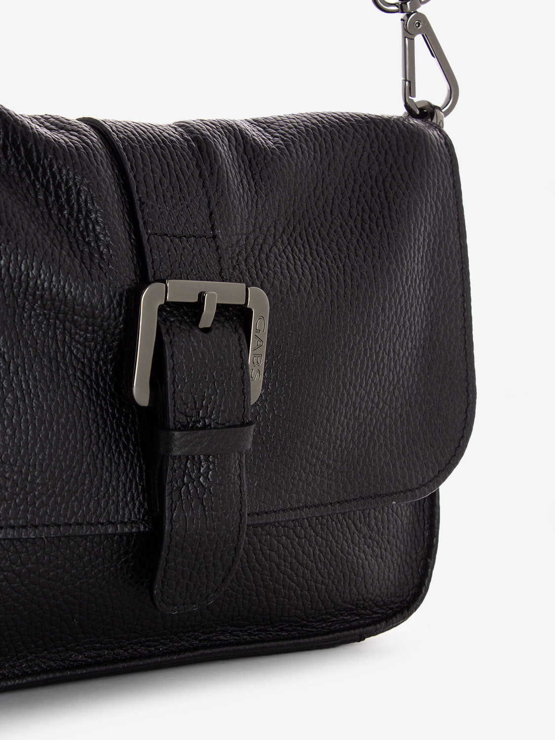 Ivy M shoulder bag with black buckle