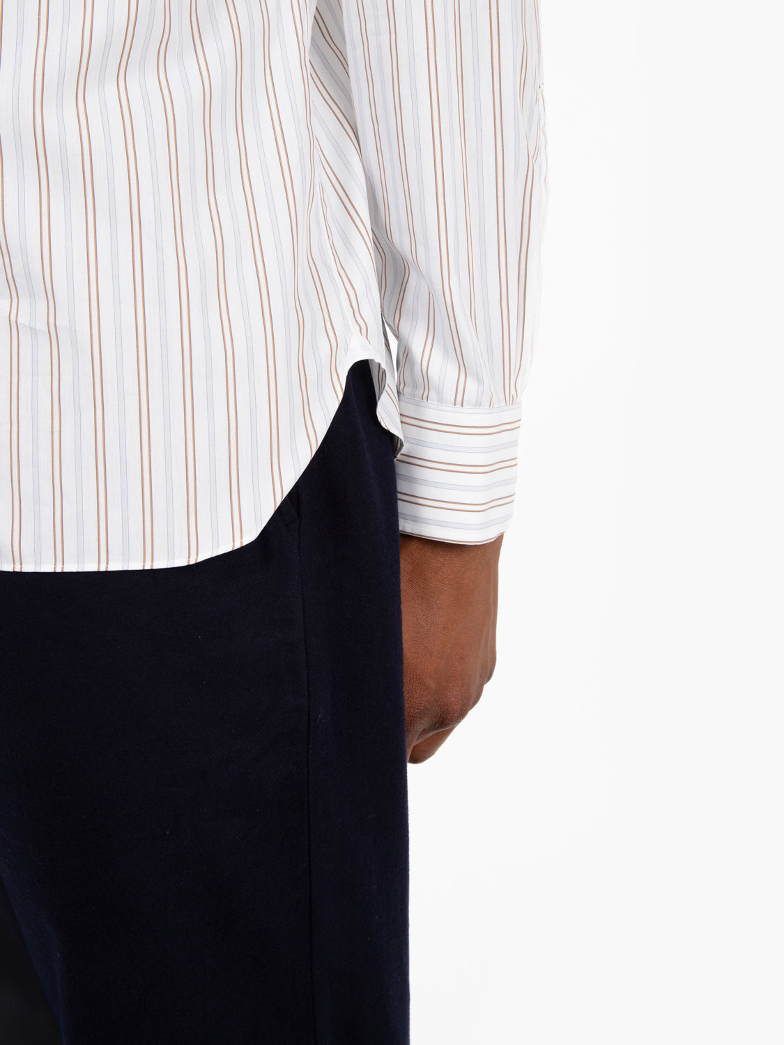 Camicia a righe grigie / marroni con sfondo bianco