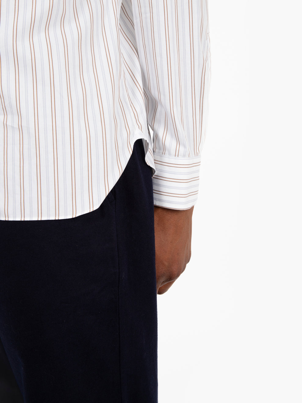 Camicia a righe grigie / marroni con sfondo bianco