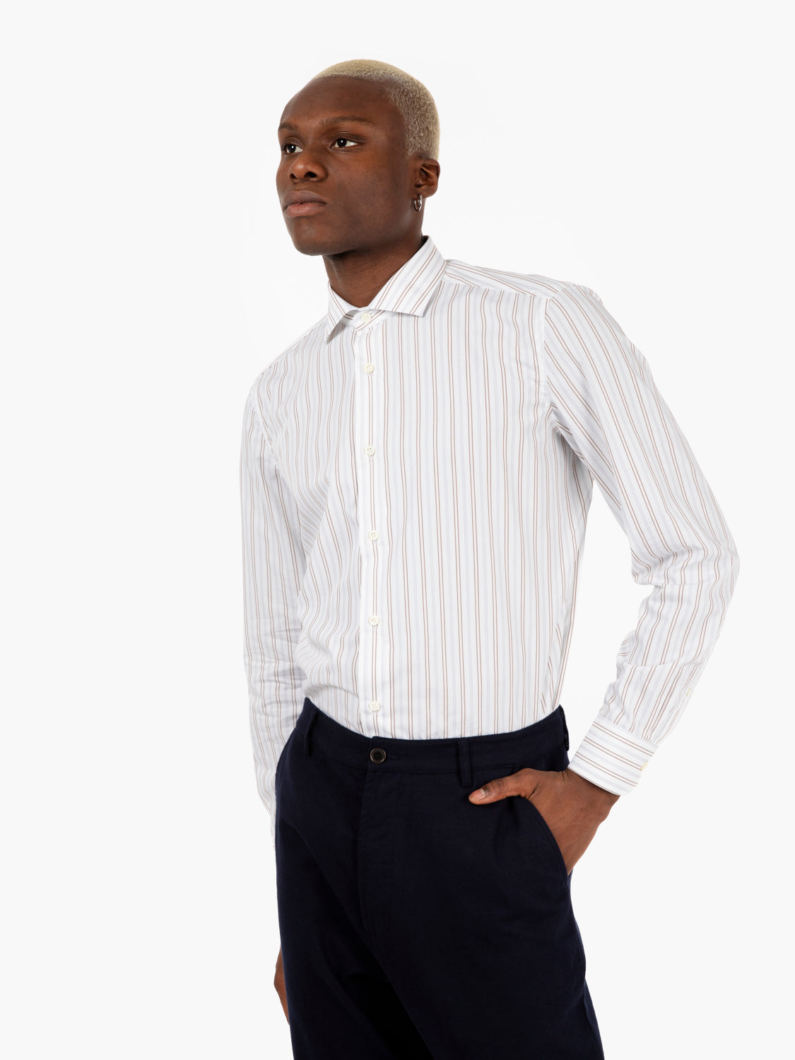 Camicia a righe grigie / marroni con sfondo bianco