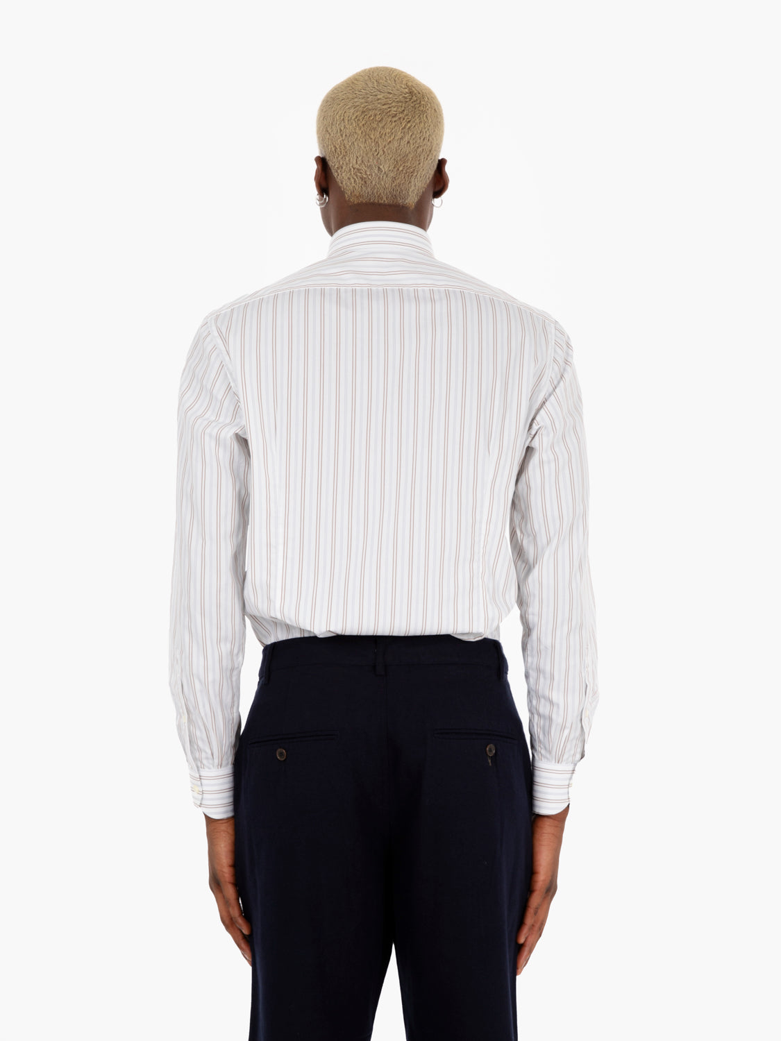 Camicia a righe grigie / marroni con sfondo bianco