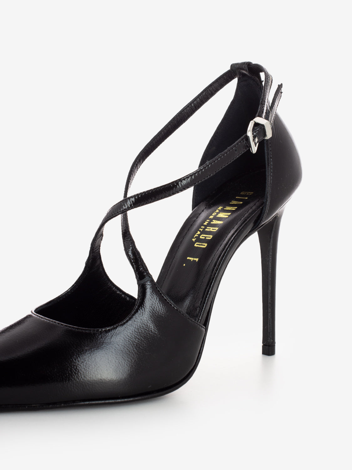 Dècolletè in pelle con incrocio nero