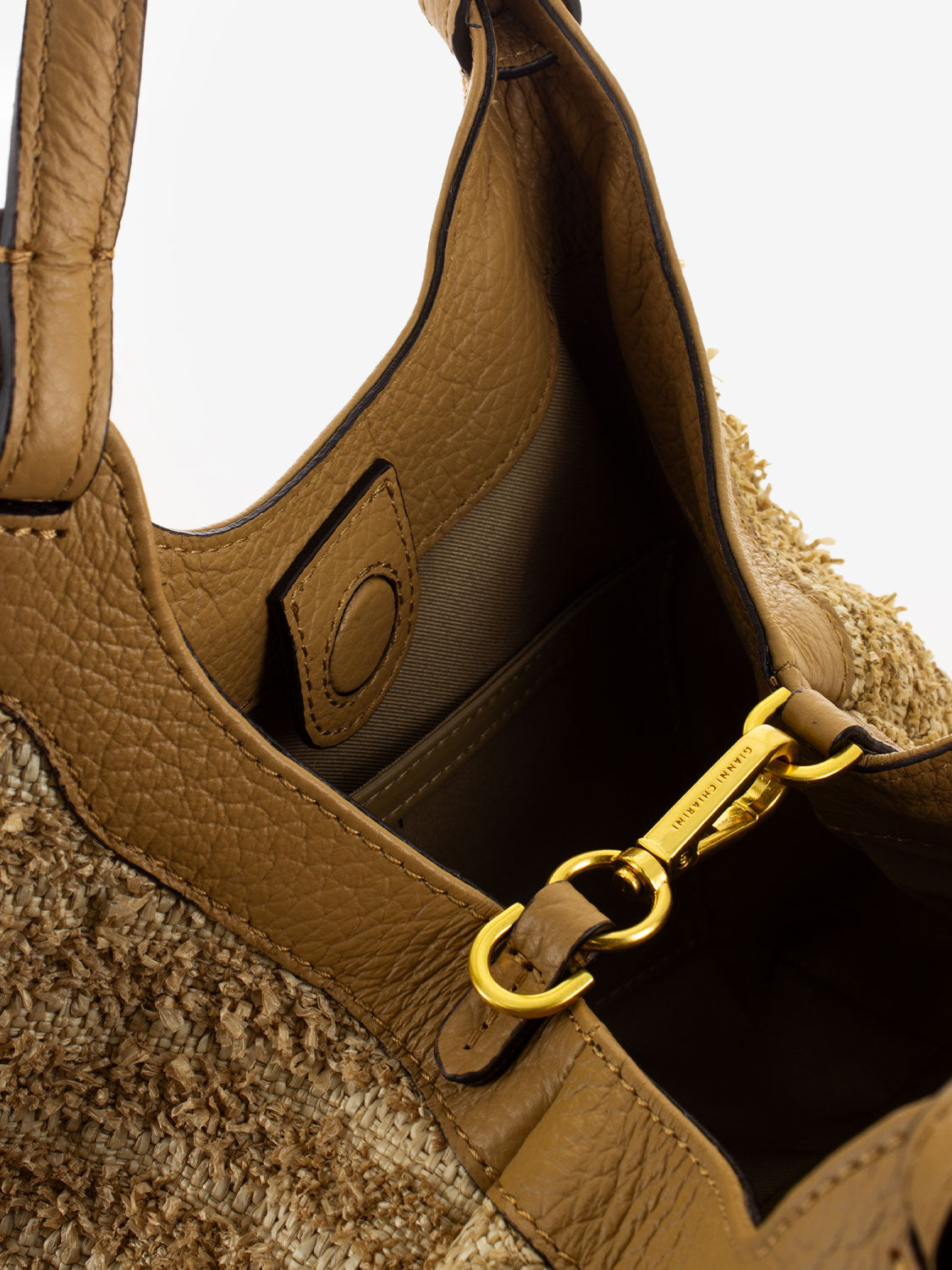 Dua bag in natural raffia