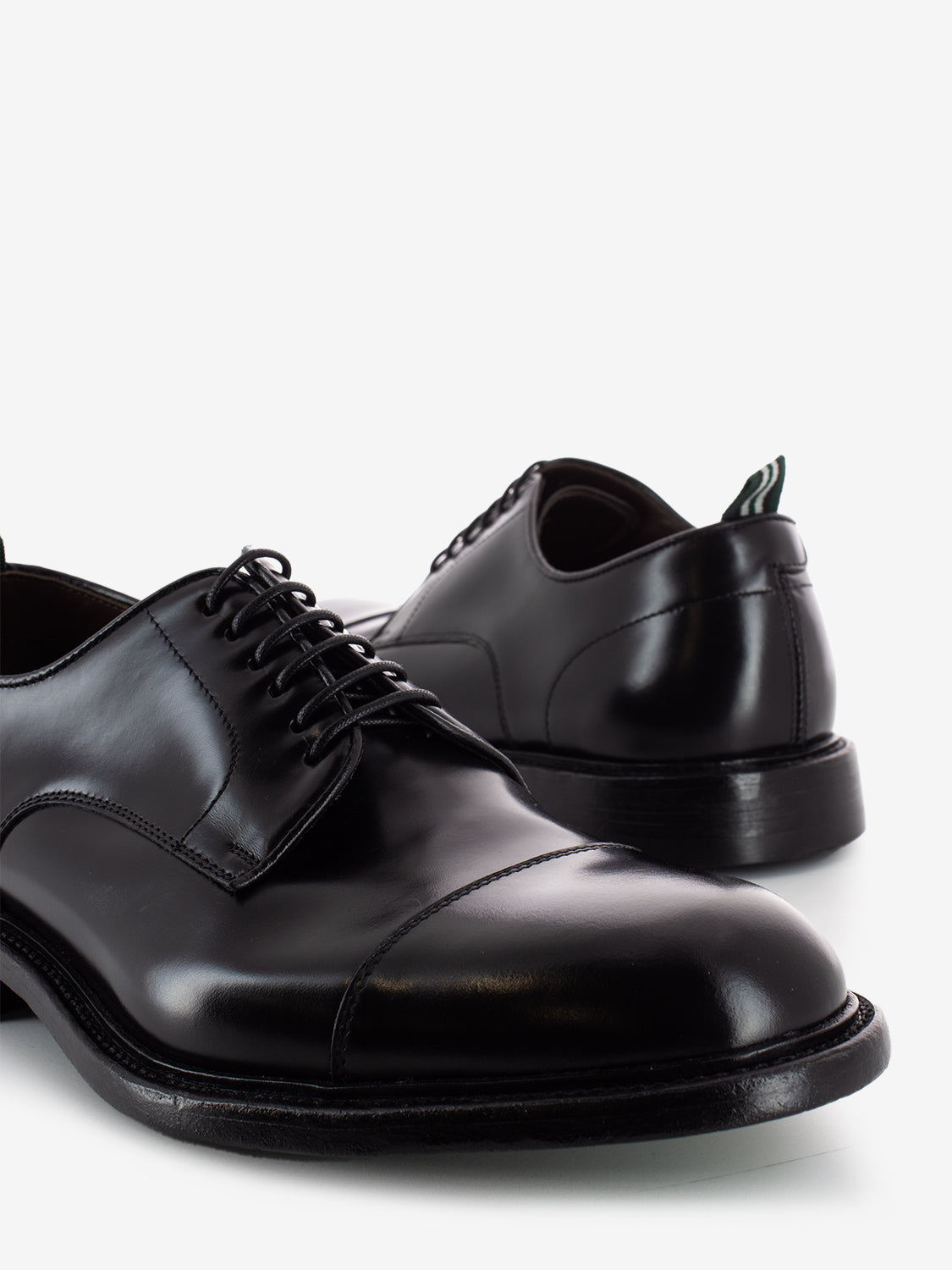 Scarpa elegante con puntale nera