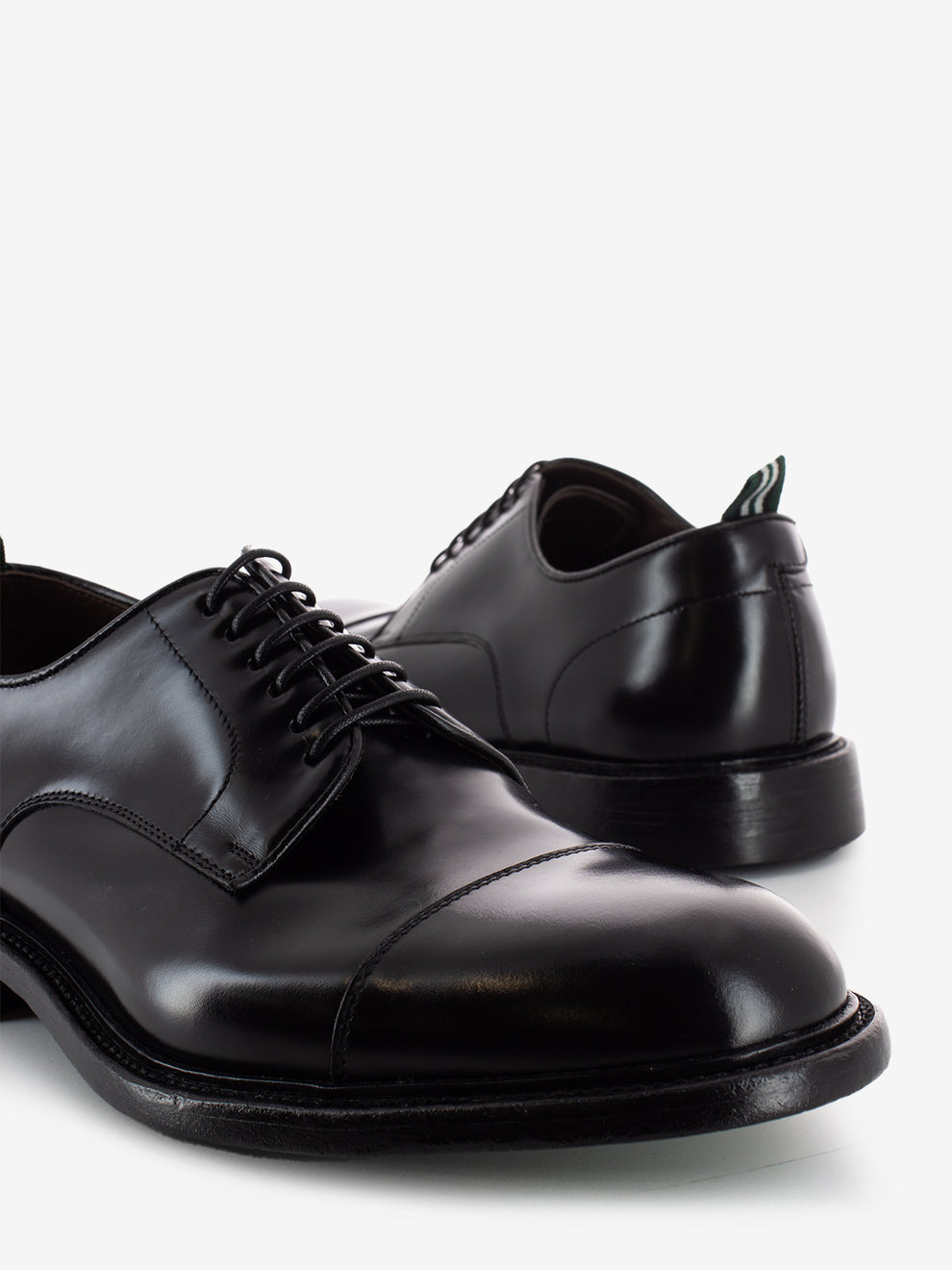 Scarpa elegante con puntale nera