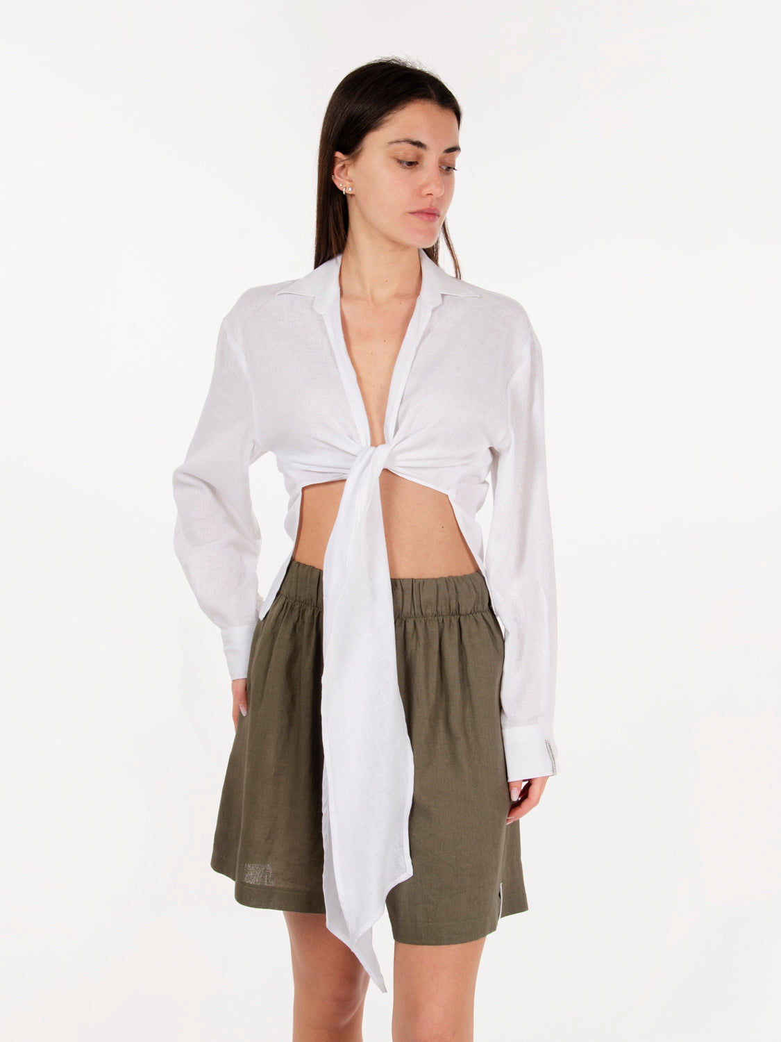 Short shirt with white globe knot