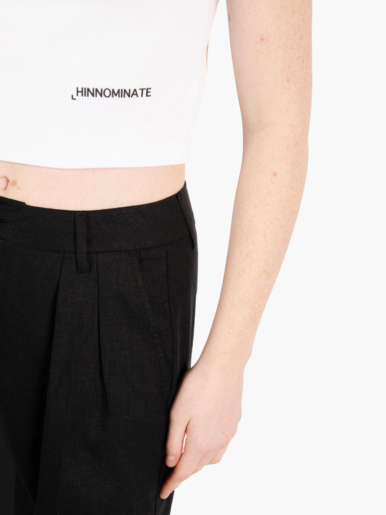 HINNOMINATE - Crop top a costine bianco