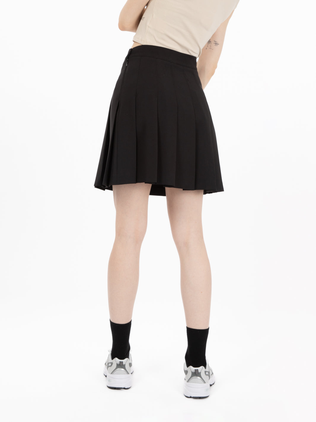 Black lettering logo pleated skirt