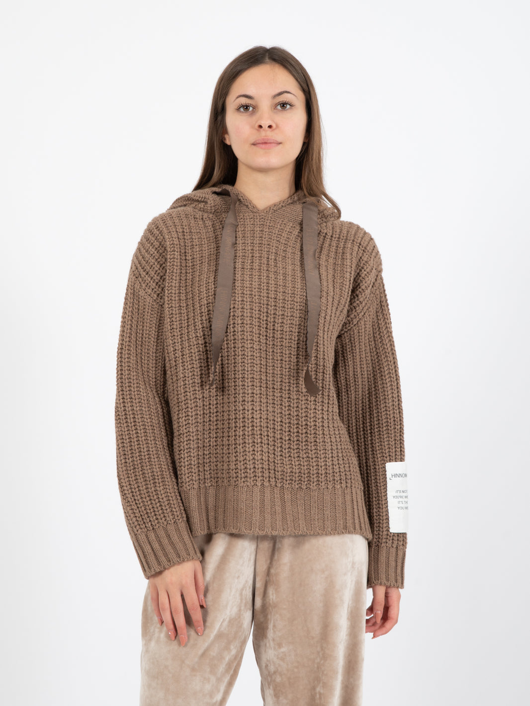 Maglione corto a coste con cappuccio tortora