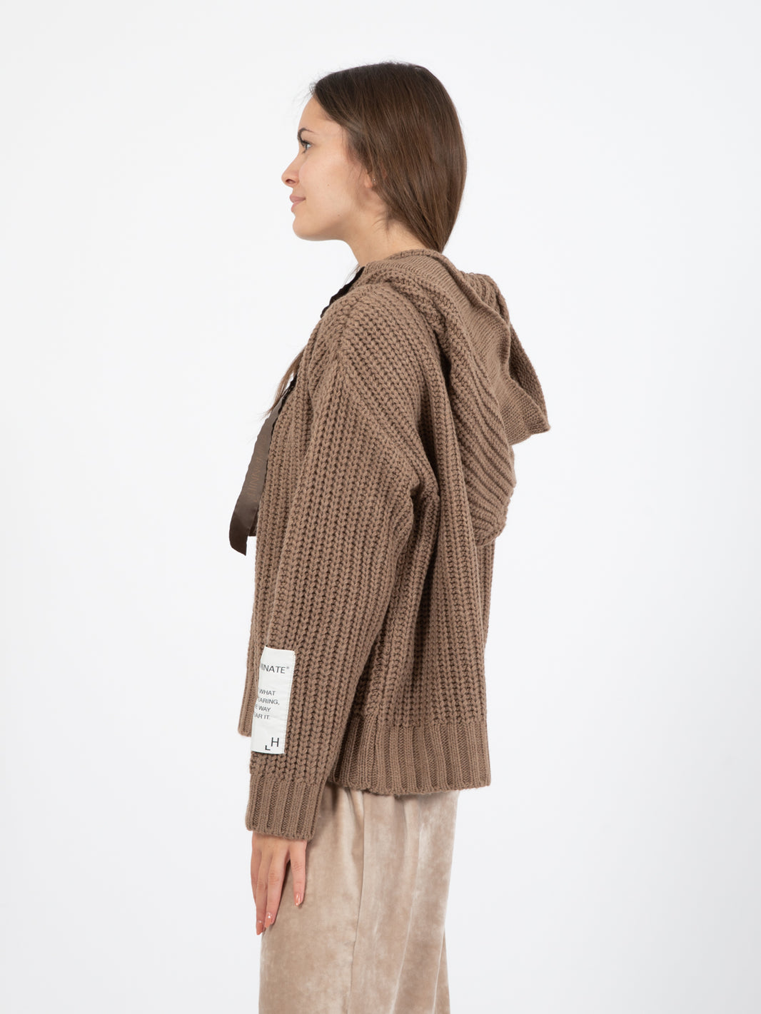 Maglione corto a coste con cappuccio tortora