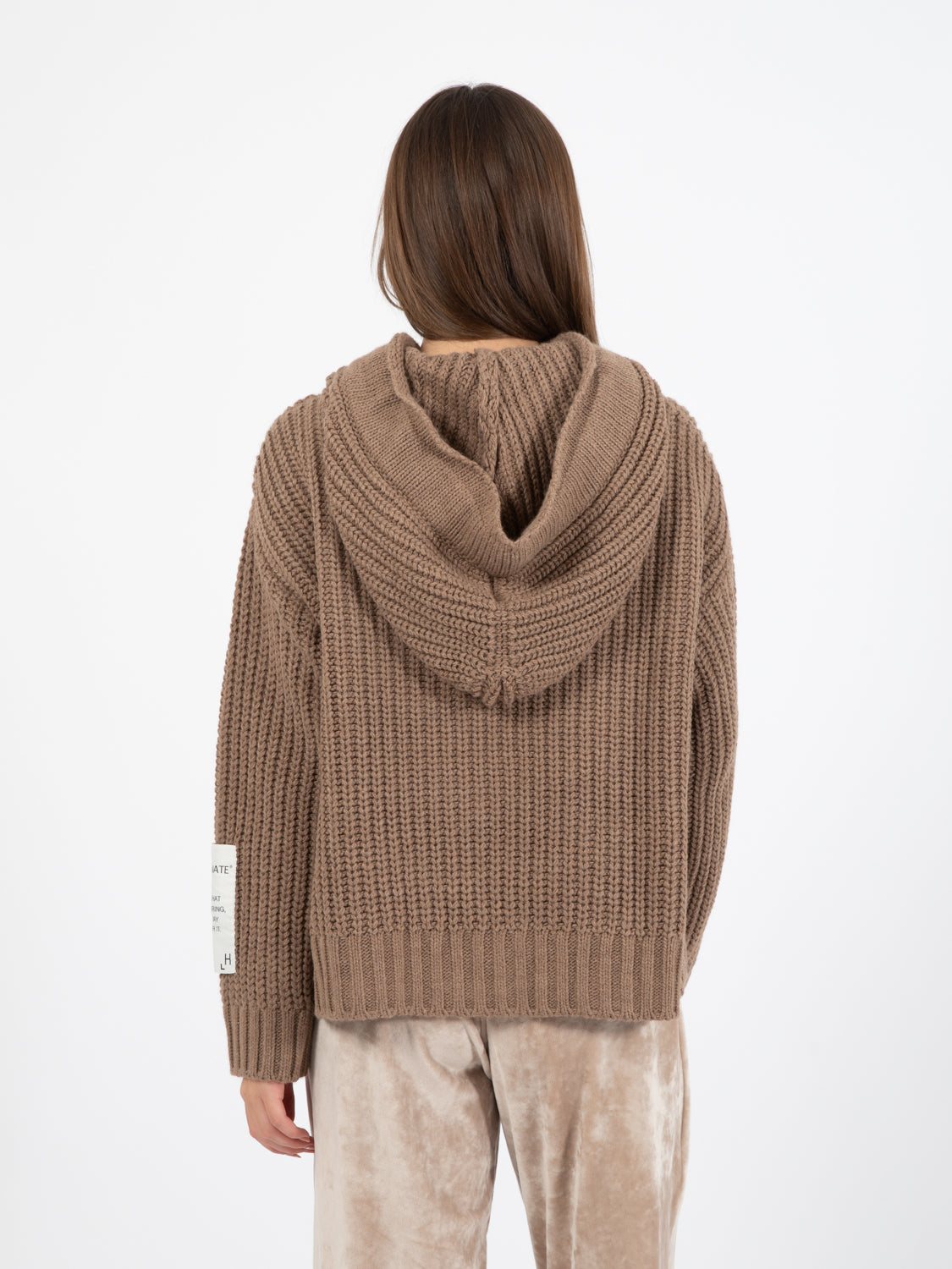 Maglione corto a coste con cappuccio tortora