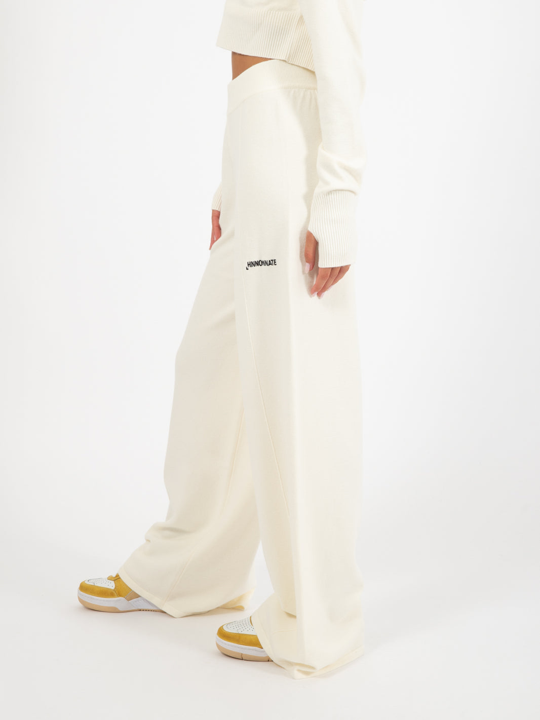 Pantalone palazzo con nervature e ricamo bianco burro