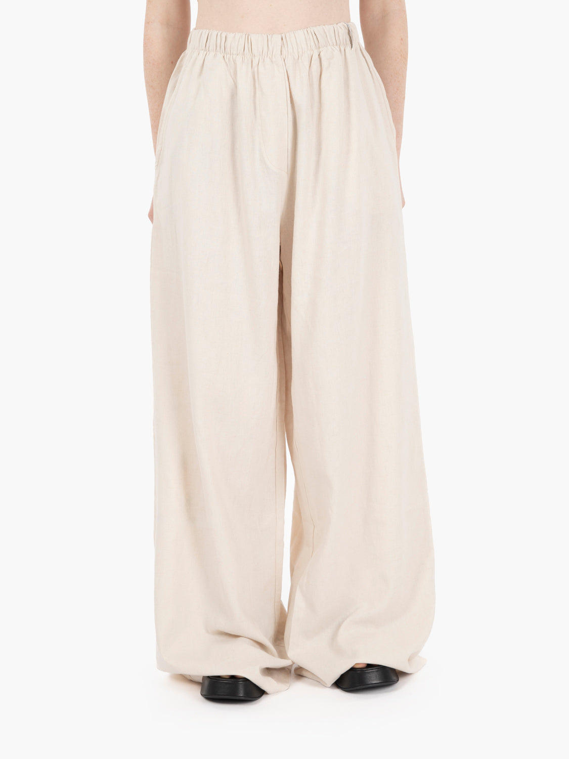 Wide leg trousers in ecru linen