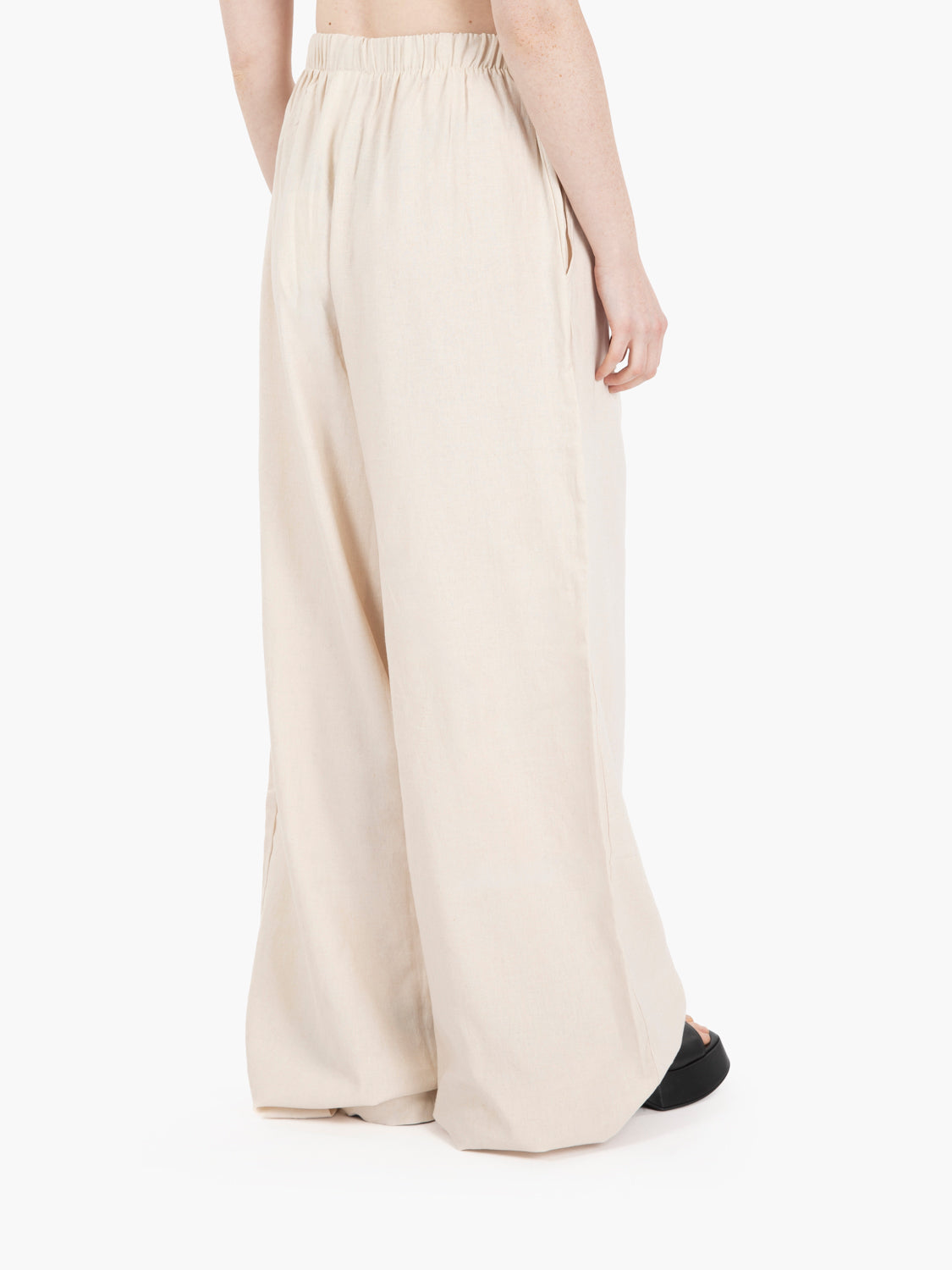 Wide leg trousers in ecru linen