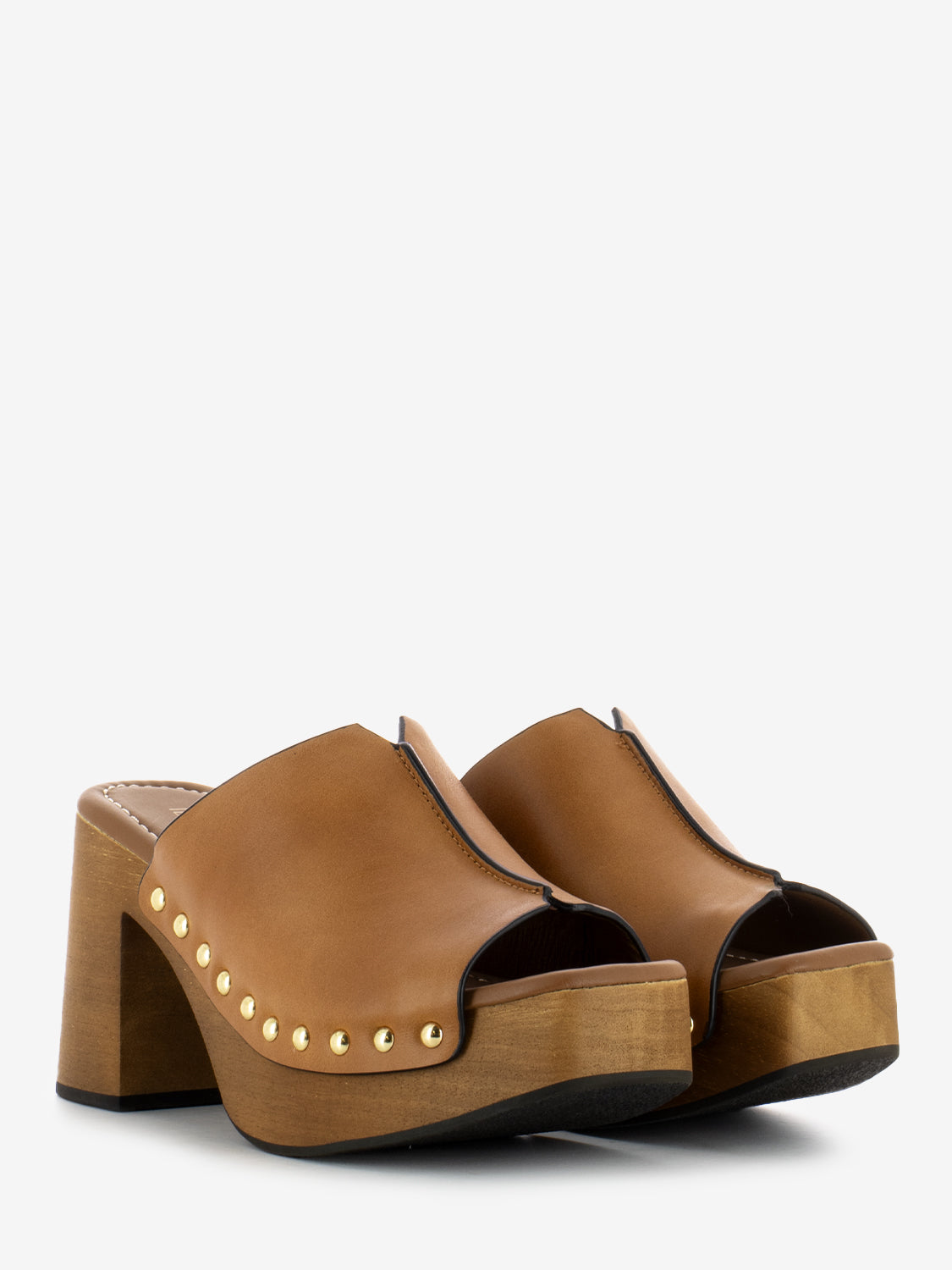 Leather clogs with leather rivets