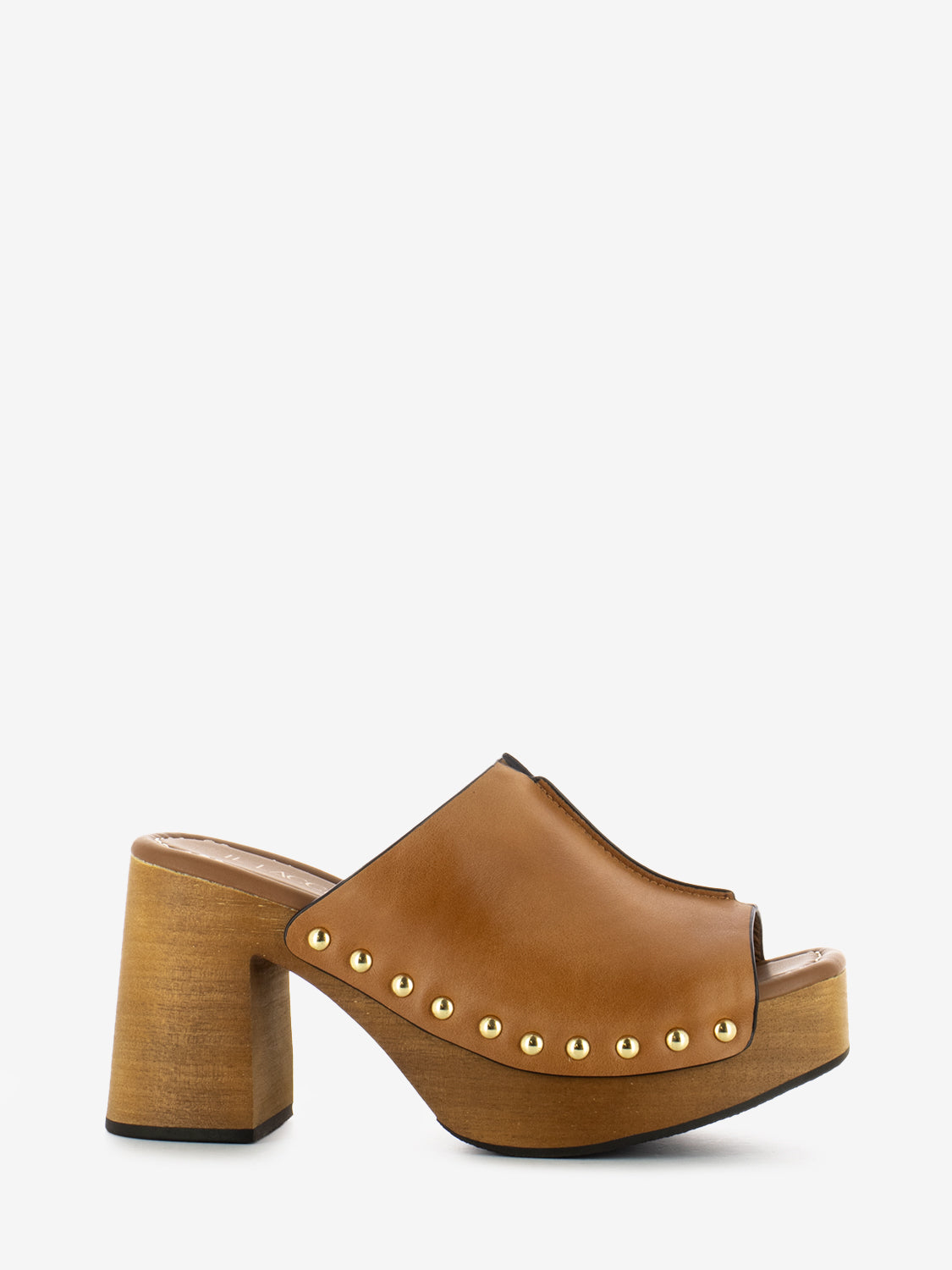 Leather clogs with leather rivets