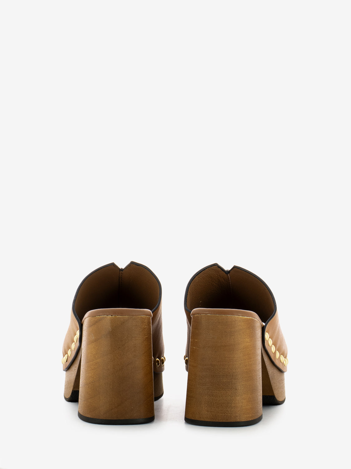 Leather clogs with leather rivets