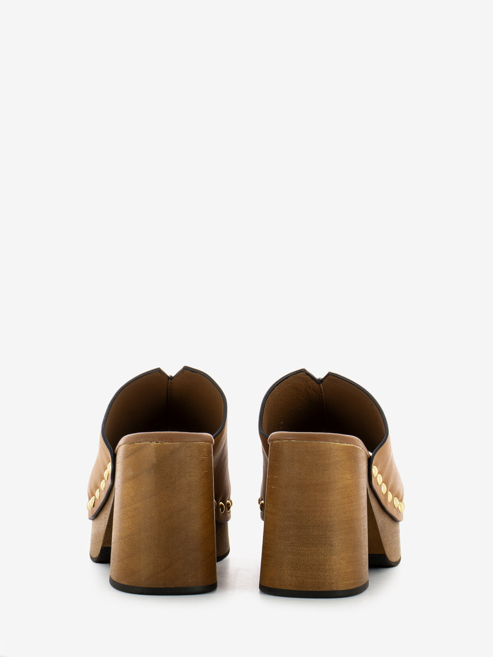 Leather clogs with leather rivets