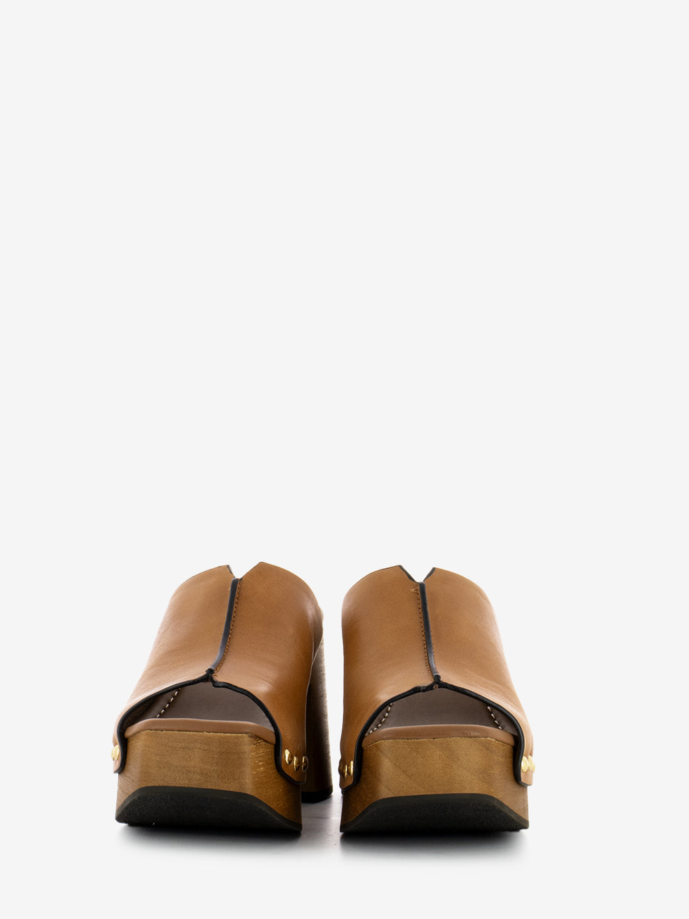 Leather clogs with leather rivets