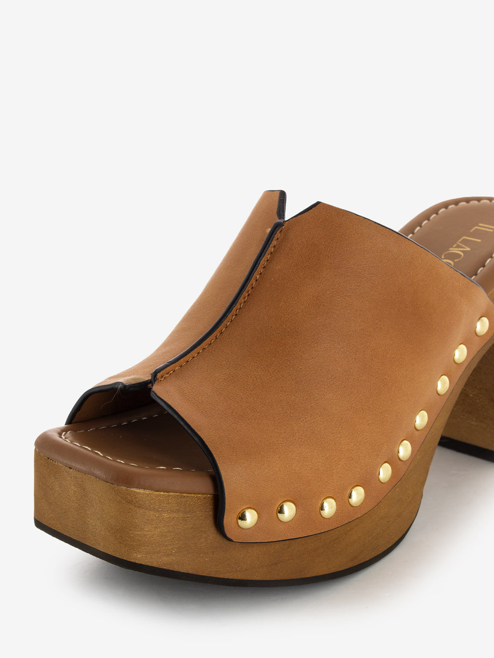 Leather clogs with leather rivets