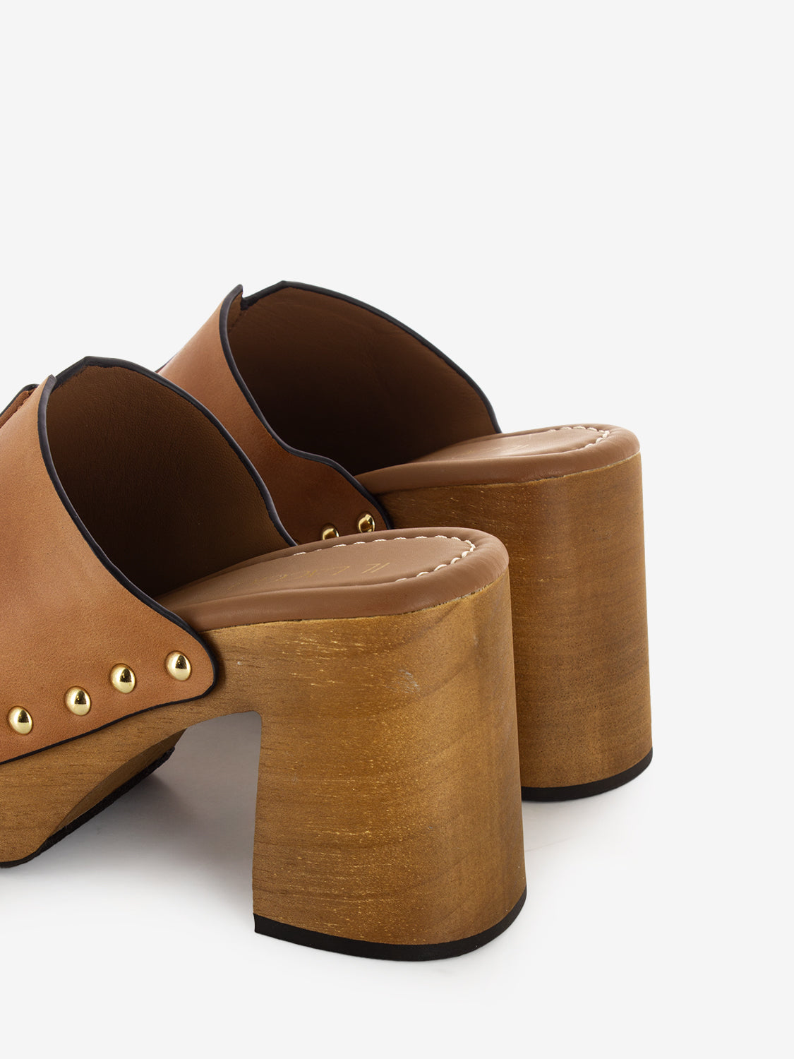 Leather clogs with leather rivets