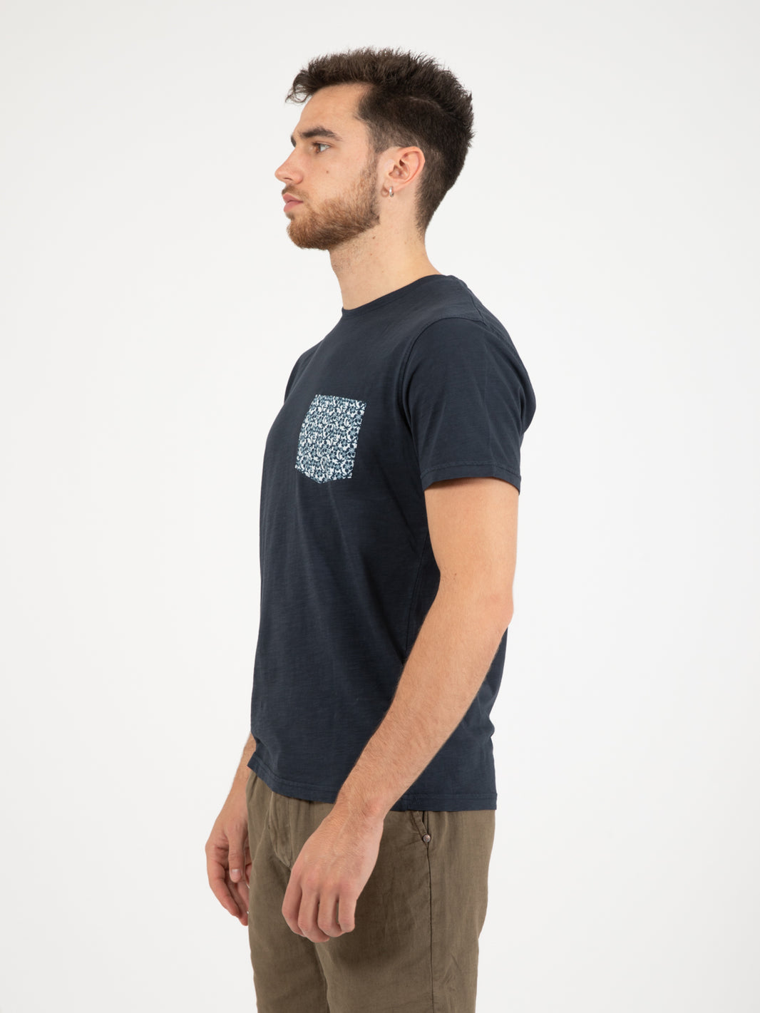 Blue floral pattern pocket t-shirt
