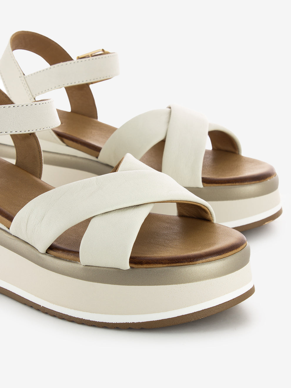 Sandali in pelle con incrocio crema