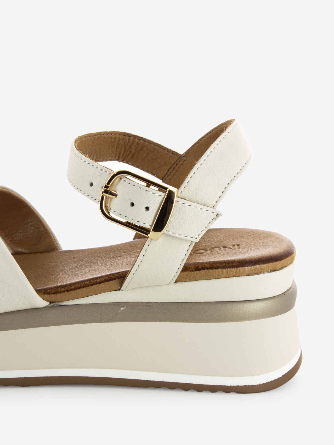 Sandali in pelle con incrocio crema