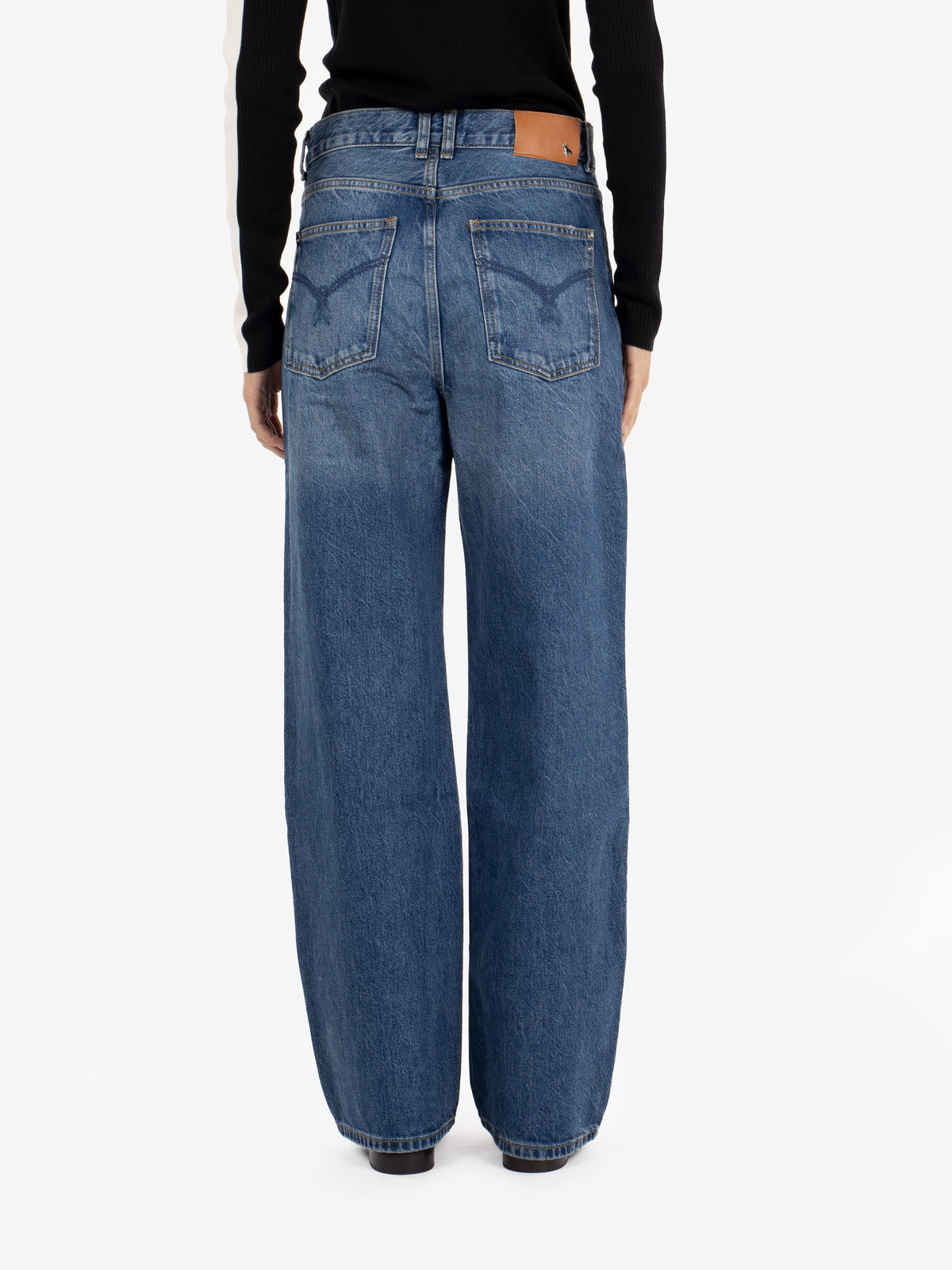 Balloon fit jeans in medium wash blue