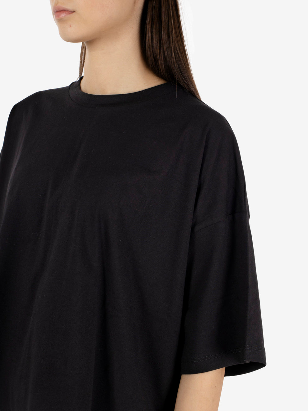 T-shirt over nero