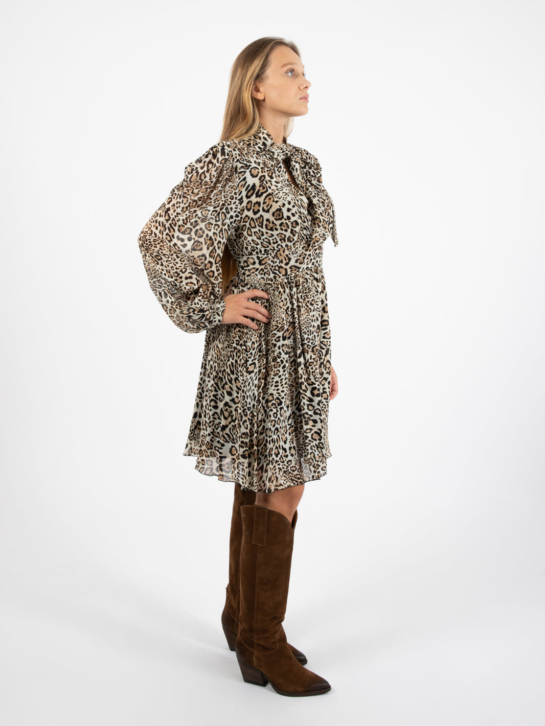 Abito animalier con fiocco beige / nero