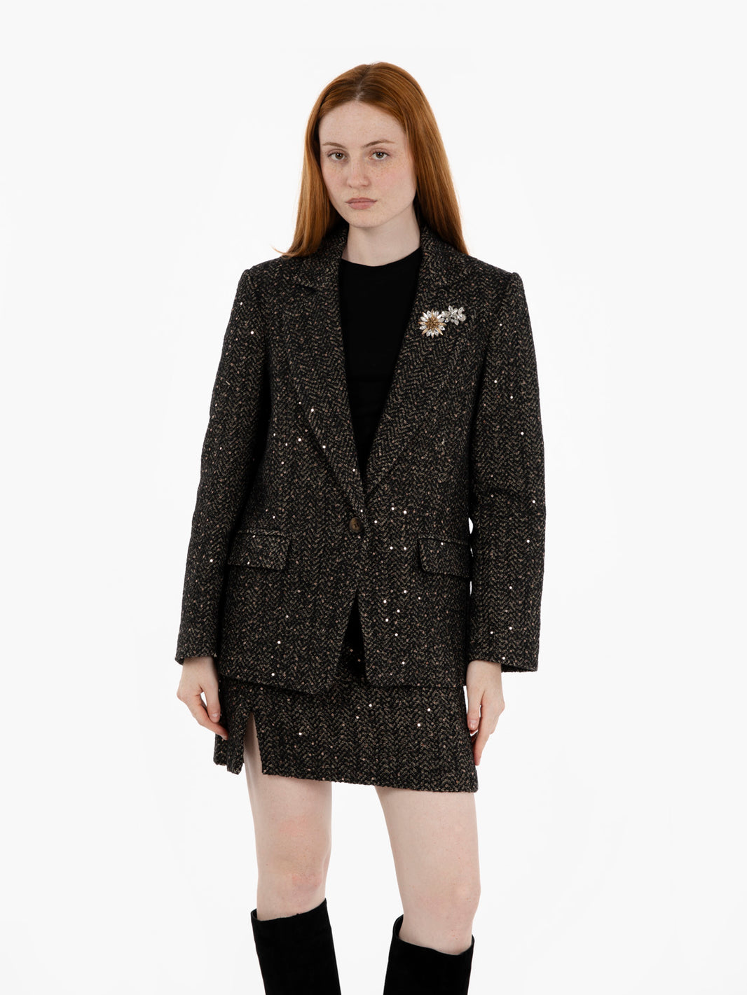 Blazer with sequins and dark brown brooch