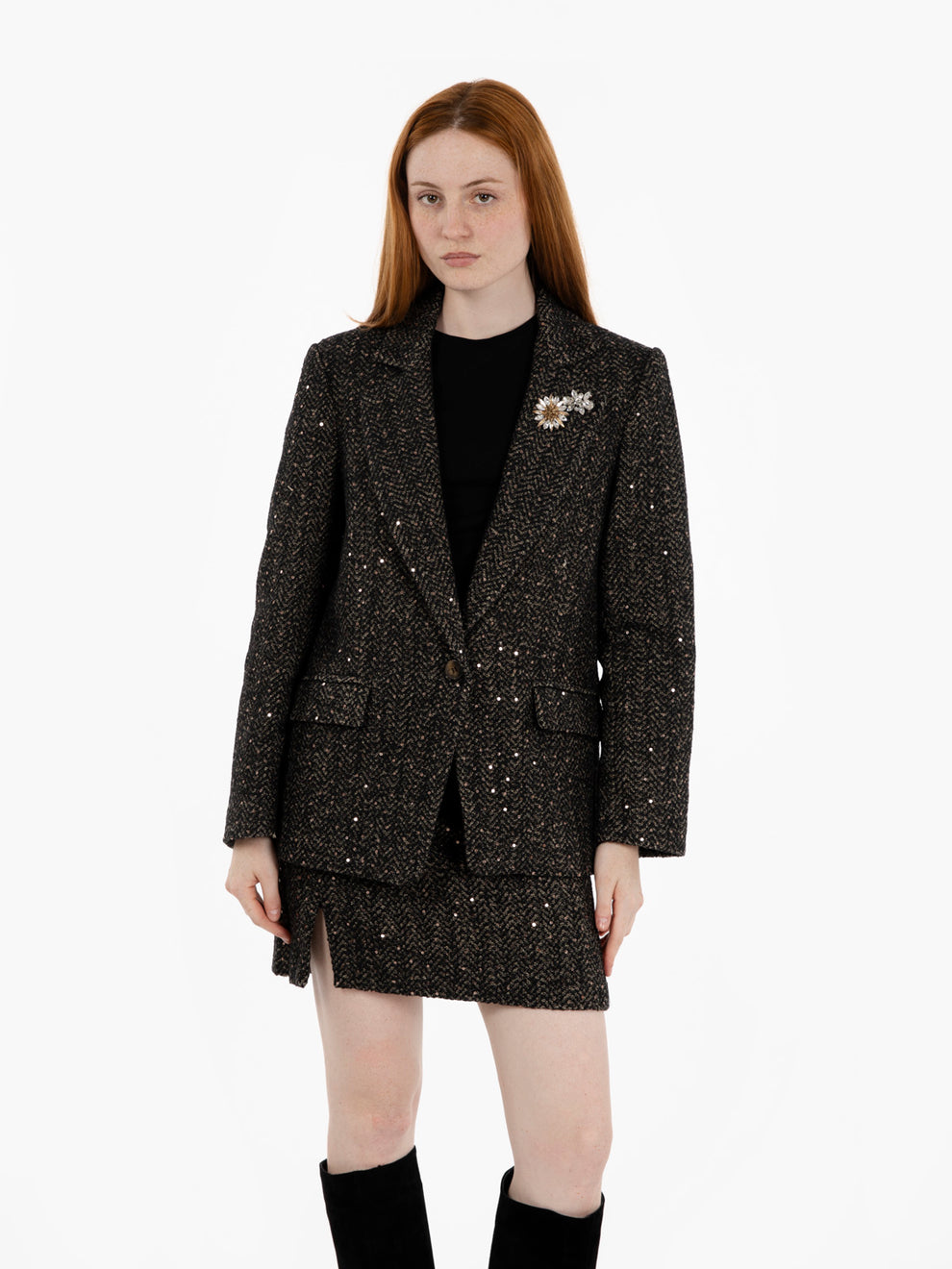 Blazer with sequins and dark brown brooch