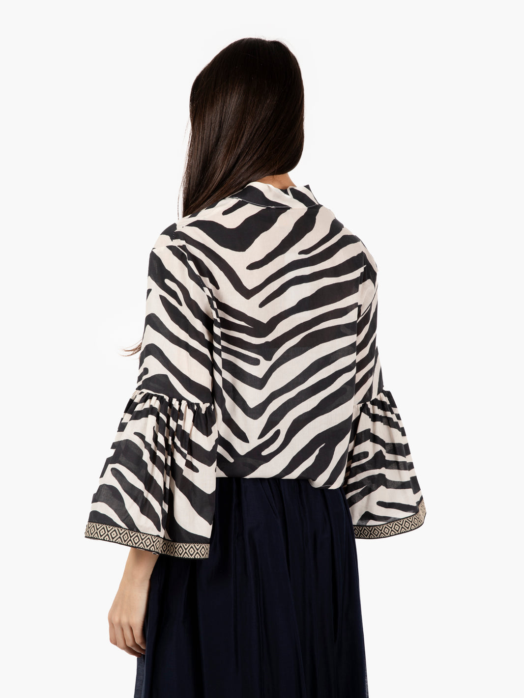 Blusa crop maniche a campana nero / bianco