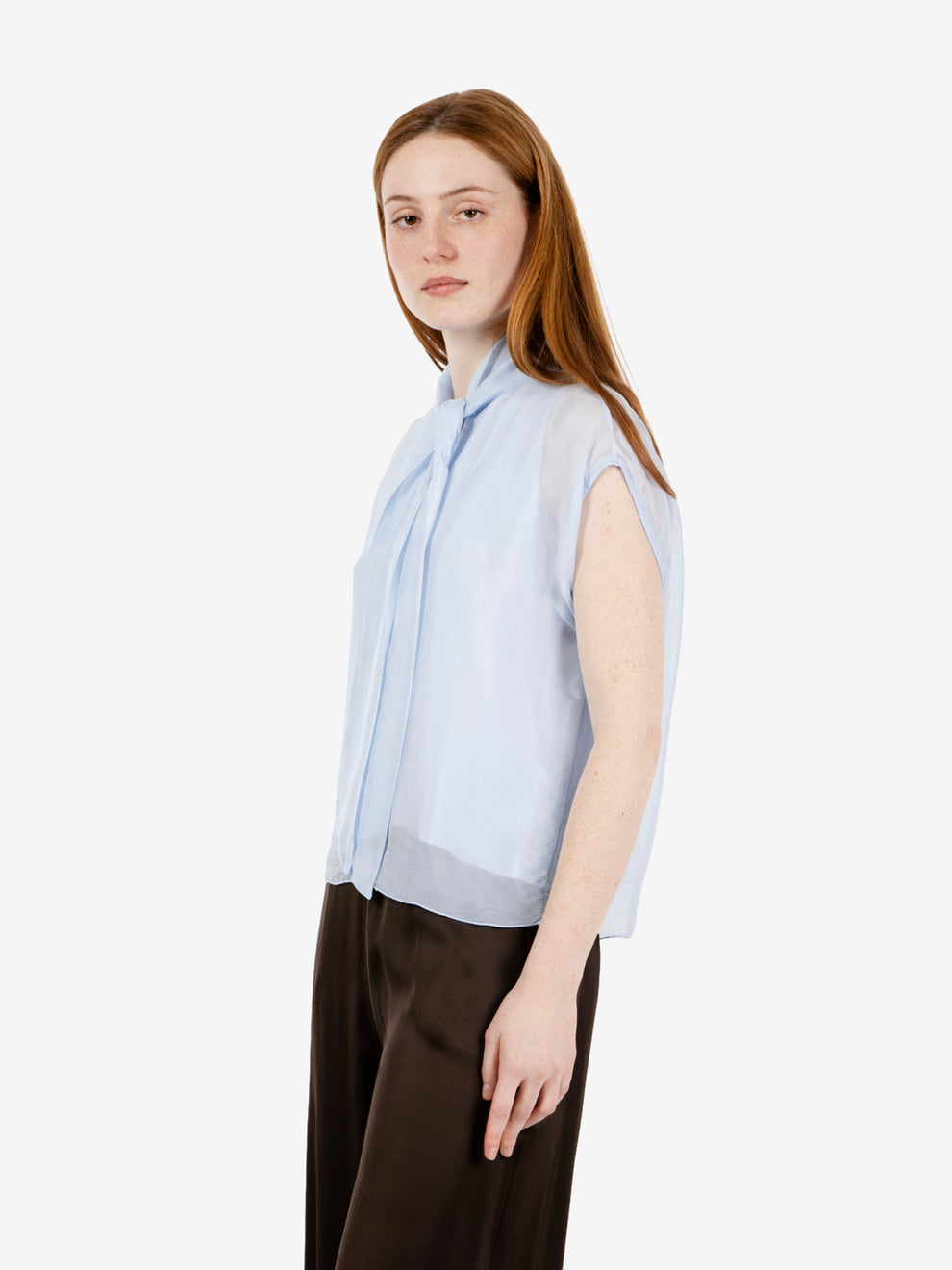 Sleeveless blouse with blue bow