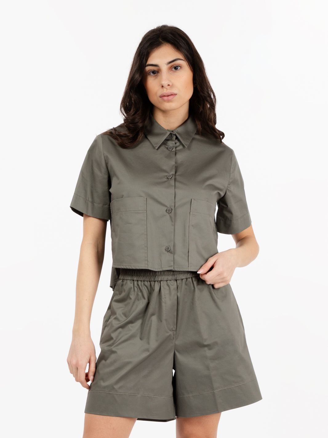Camicia crop con tasche verde militare