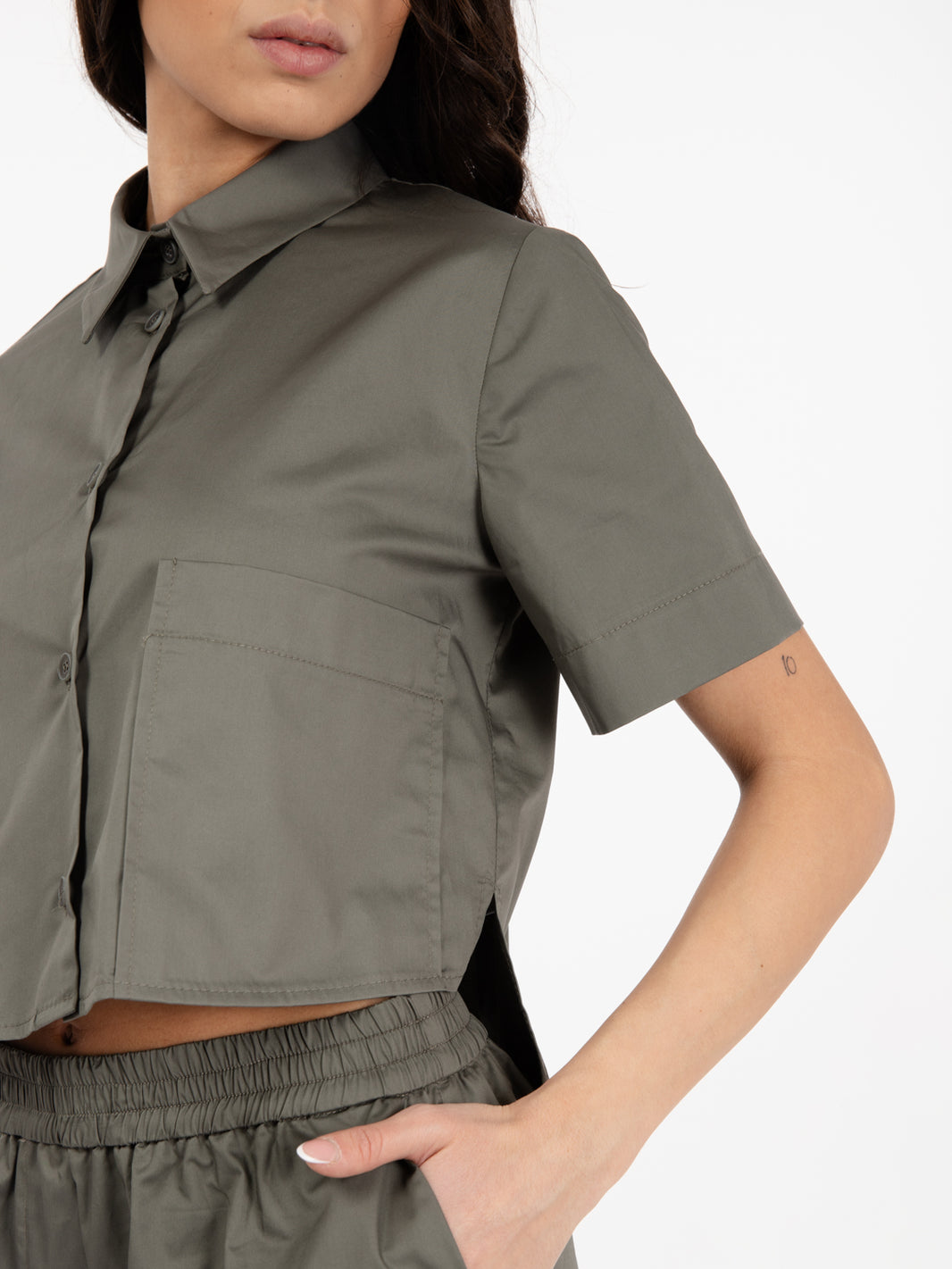 Camicia crop con tasche verde militare