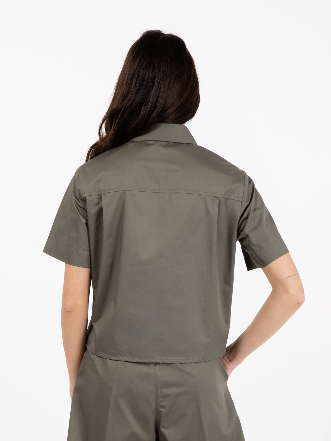 Camicia crop con tasche verde militare